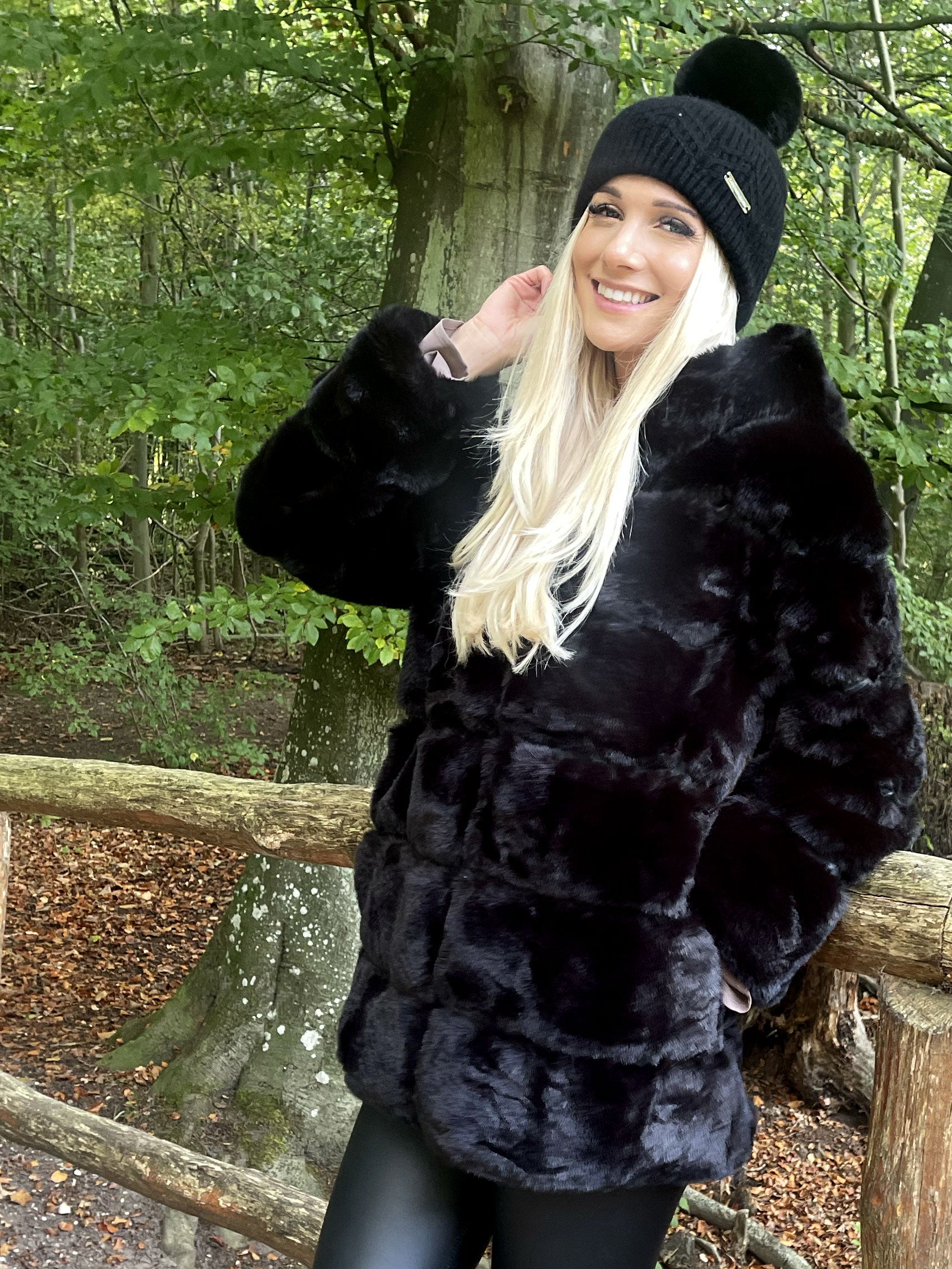 Haley Short - Lækker kort fake fur frakke med hætte